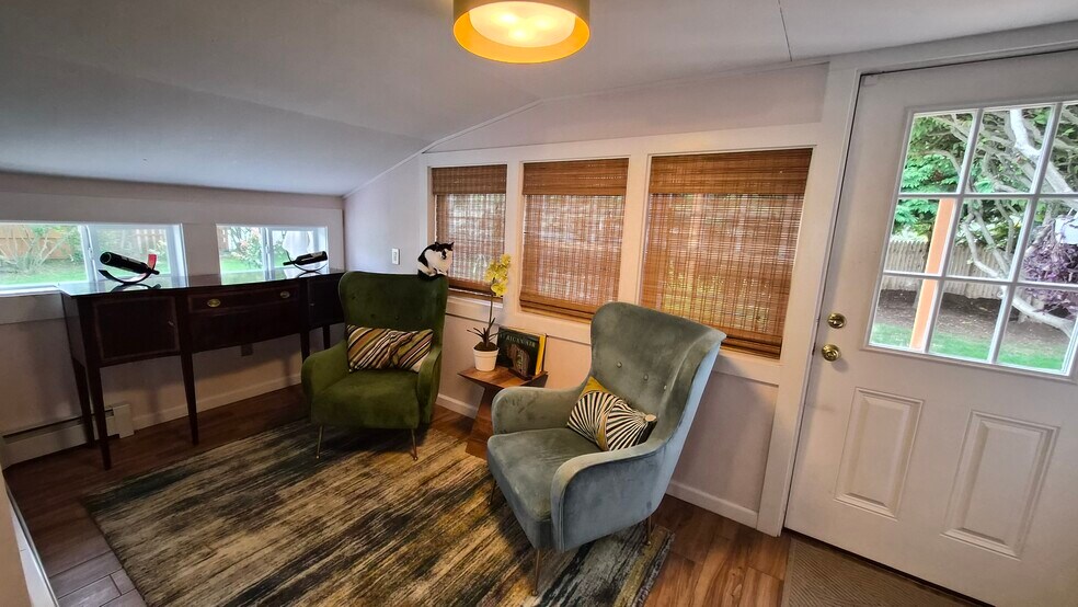 Sunroom / Dining Room (14' x 7') - 557 Park Rd