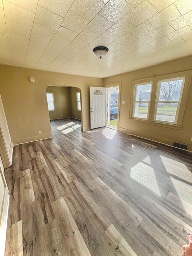 Building Photo - AVAILABLE NOW!