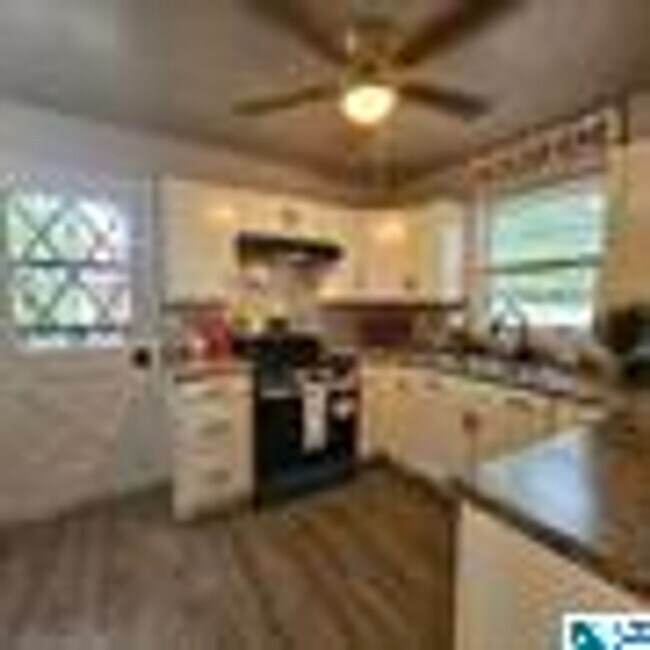 Building Photo - Charming 4 Bedroom, 1 Bathroom house
