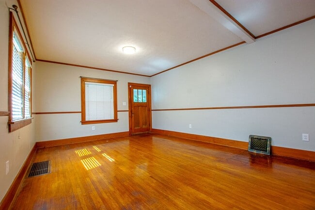 Building Photo - 3 Bedroom / 1 Bath Home with Washer/Dryer ...