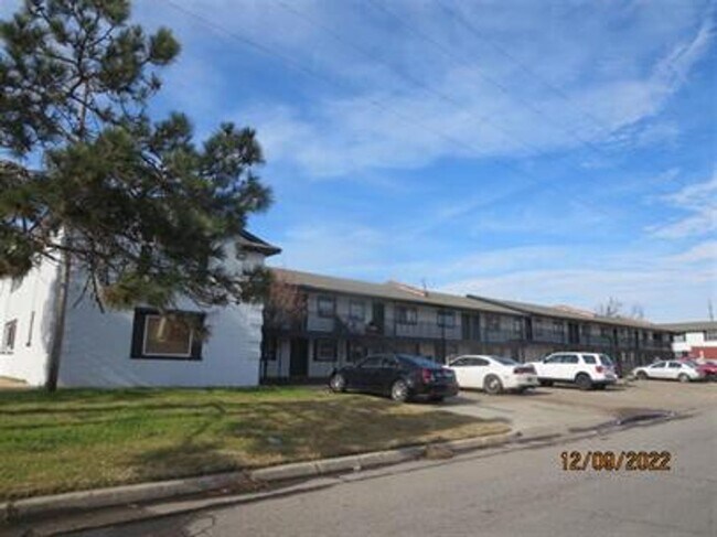 Building Photo - Newly remodeled 2 bed apartment ready for move in