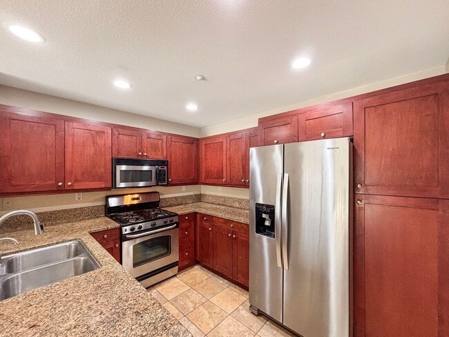 Building Photo - SD: Bright 2BD/2.5BA Townhome in Point Loma with Fireplace, Private Balcony & Tandem Garage