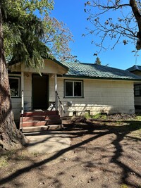 Building Photo - 2 Bedroom House Recently Updated