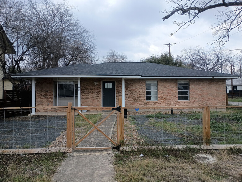 Primary Photo - Room in House on N PanAm Expy