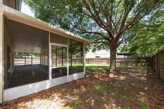 Building Photo - Updated 4BR with Bonus Room in Riverview!