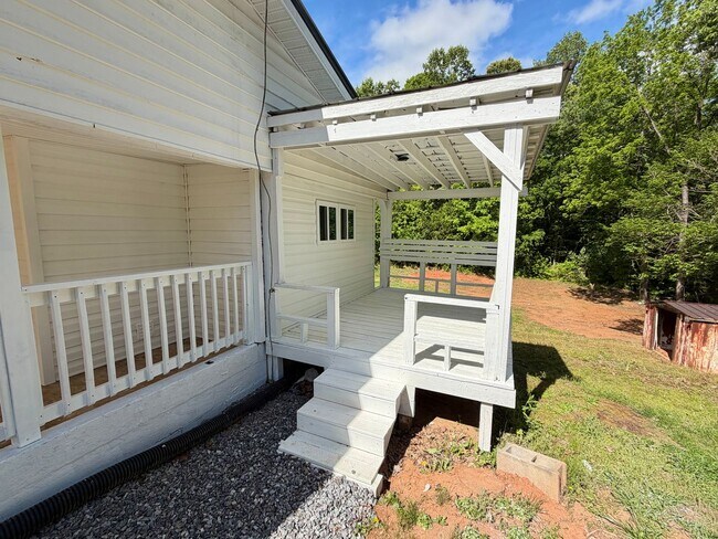 Building Photo - Hamptonville - HWY 901 - 3 Bedroom/ 1 Bathroom