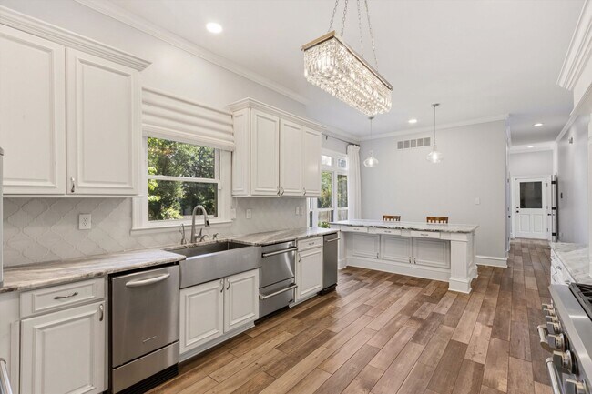 Building Photo - 1574 Whitmar Pl S