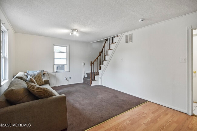 Building Photo - 811 US-9