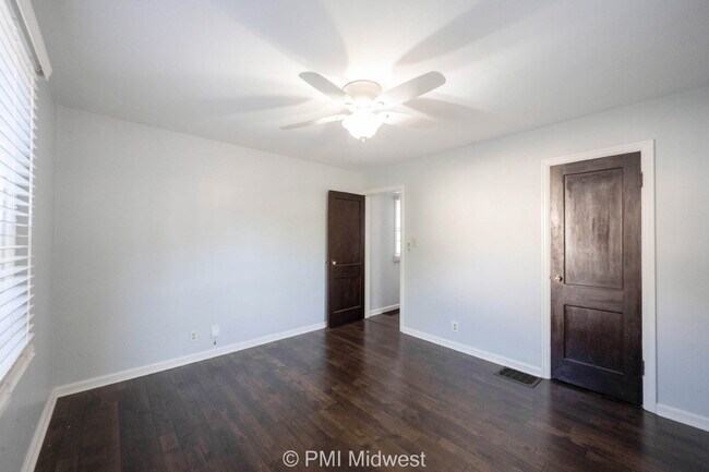 Building Photo - Charming 2 Bed, 1 Bath Duplex with House-L...