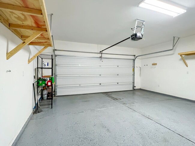 Building Photo - Modern 3 Bed 2 Bath Home - Pet Friendly!