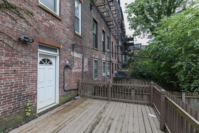 Building Photo - 87 Waltham St