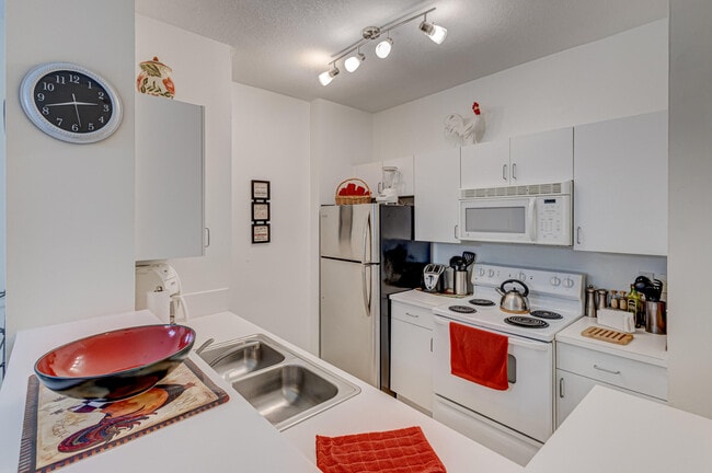 Building Photo - 630 S Sapodilla Ave