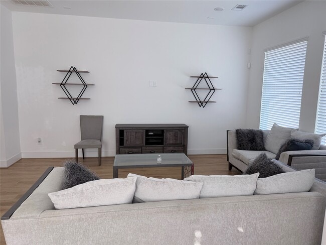 Building Photo - 5928 Conley St