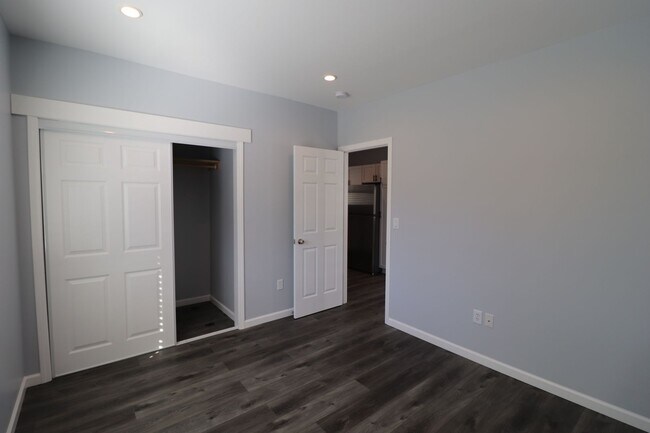 Building Photo - Complete remodel ready for rent!
