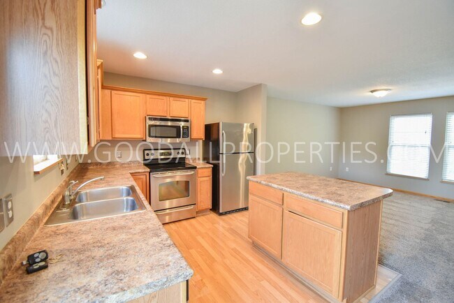 Building Photo - 2 Bedroom, 2.5 bath townhome in Urbandale ...