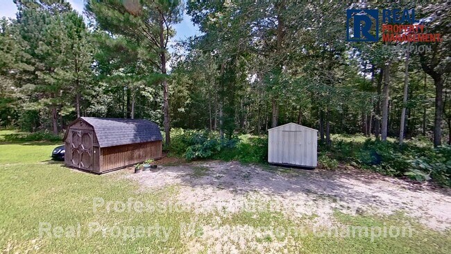 Building Photo - Spacious and Beautifully Updated 3 BD/2 BA Home on Large Lot