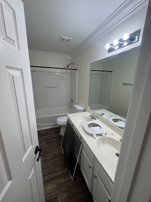 Building Photo - Spacious 3200+ sq. ft. home with large kit...