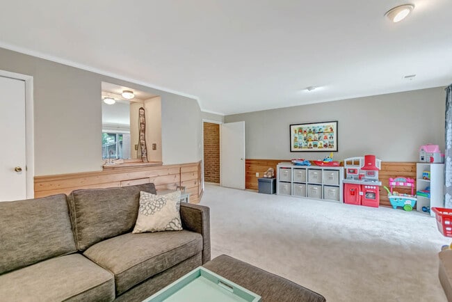 Building Photo - 2883 Sutton Oaks Ln