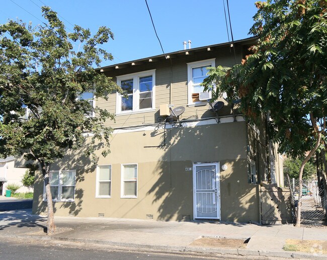 Building Photo - 401 E Clay St