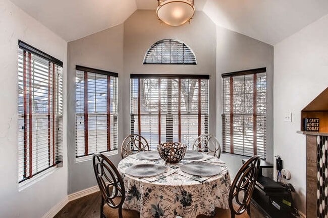 Building Photo - 420 W Oak St