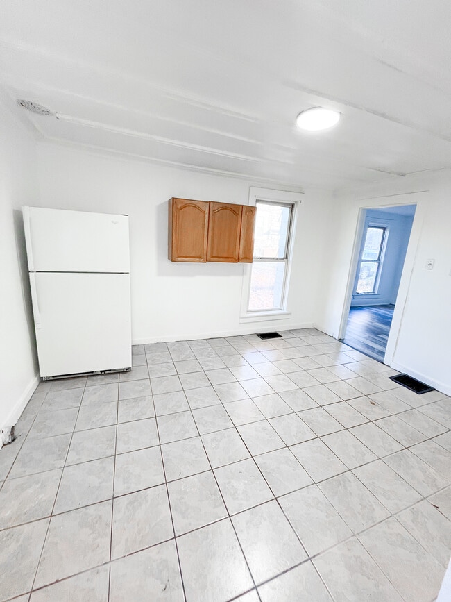 Building Photo - 512 Stone St