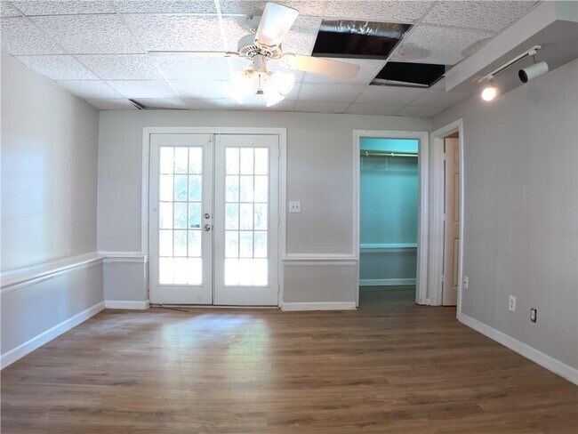 Building Photo - 2575 Overlake Dr