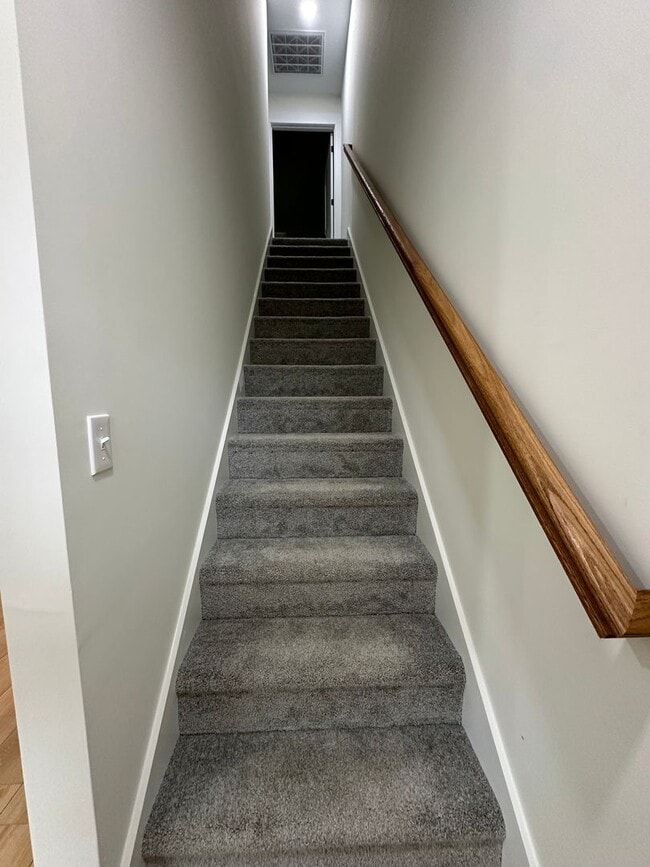 Building Photo - Gorgeous townhome on Candlers Mt! Close to LU.