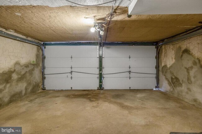 Building Photo - 5990 Henry Ave