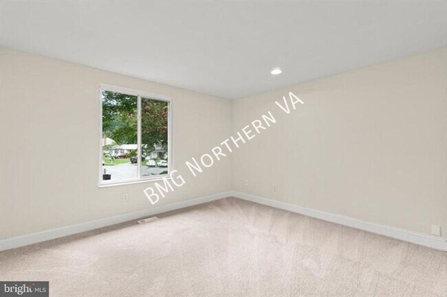 Building Photo - 8461 Yellow Leaf Ct