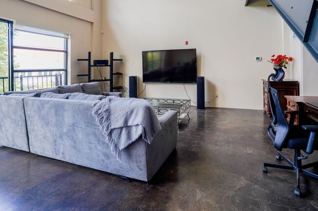 Building Photo - Fully Furnished 2-Level Condo for Traveling Nurses | 1,549 Sq Ft | Private Parking | Shared Living