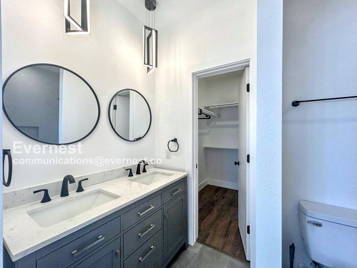 Building Photo - 1804 E Crockett St