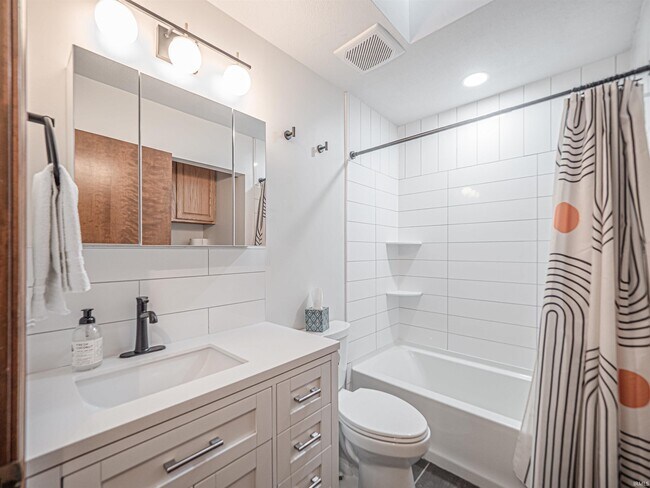 Building Photo - 6166 River Bluff Dr