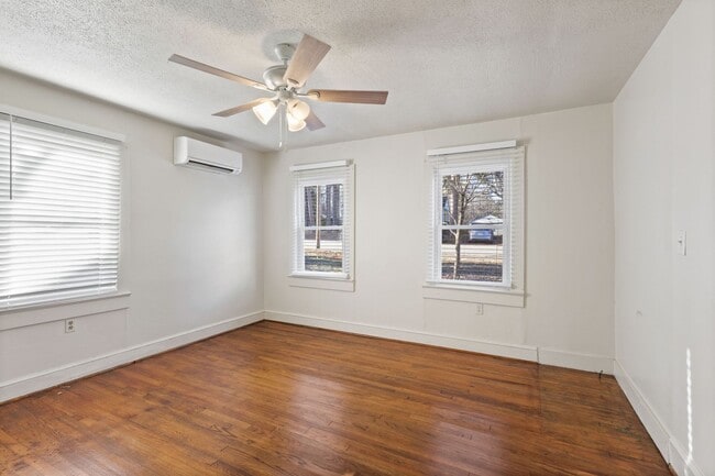 Building Photo - 537 Huston St