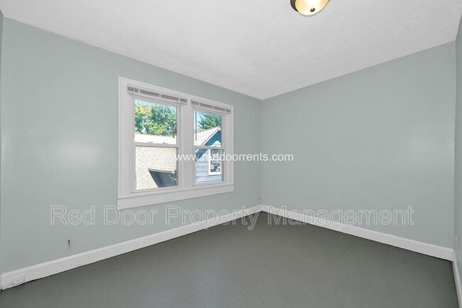 Building Photo - 601 N Sherman Dr