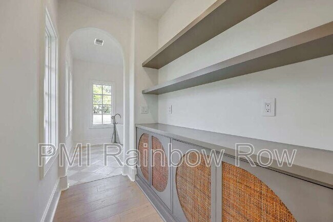 Building Photo - 755 Adluh St