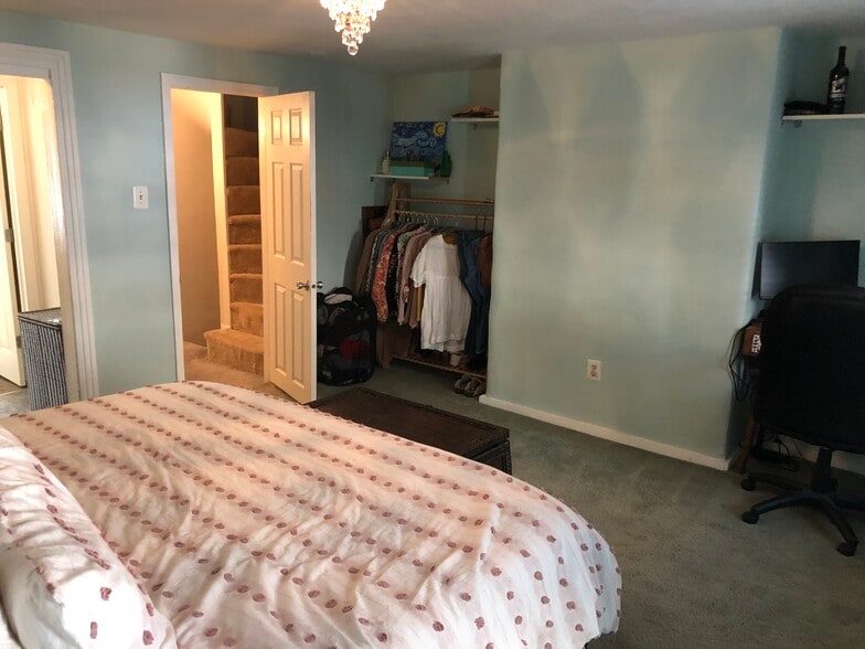 master bedroom - 4346 Cresson St