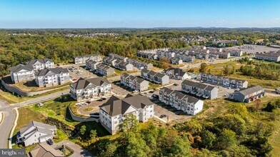 Building Photo - 3020 Larkwood Cir