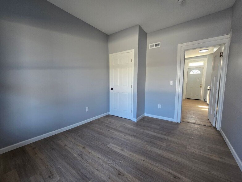 Building Photo - 1501 Riverside Dr