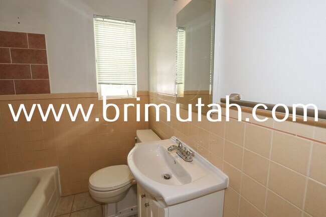Building Photo - 1239 E Ridgedale Ln