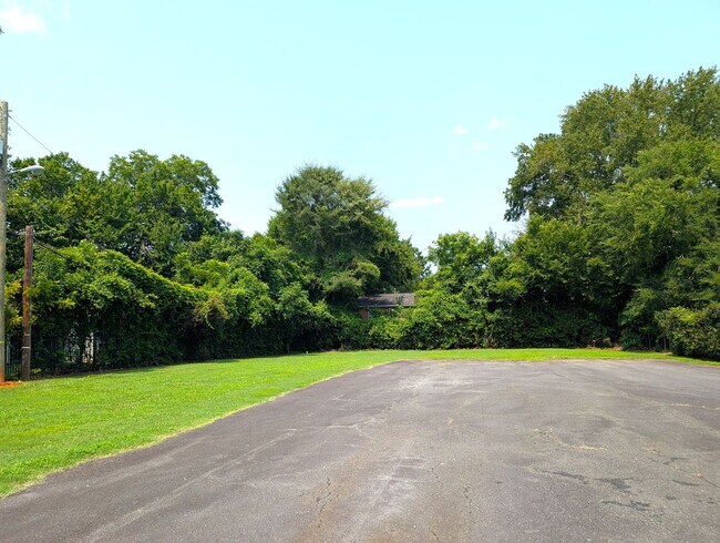 Building Photo - 311 Skyland Ave