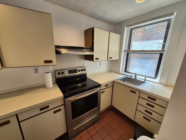 Building Photo - 451 Park Dr