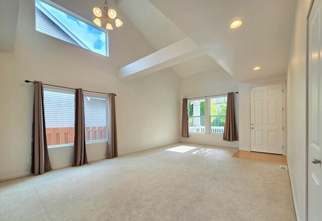 Building Photo - Charming Single Family 4 Bed/2.5 Bath Home...