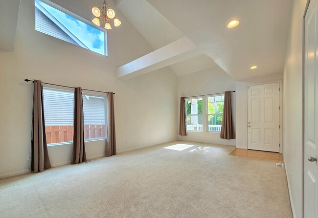 Building Photo - Single Family 4 Bed/2.5 Bath Home in Lake ...