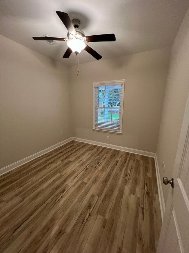 Building Photo - 3 Bed 2 Bath Home with Porches and Huge Ba...
