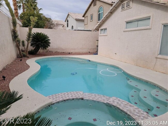 Building Photo - SUMMERLIN NORTH SINGLE-STORY WITH POOL & S...