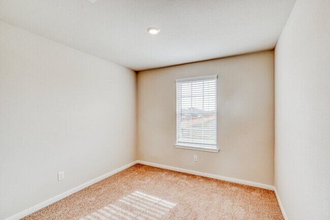 Building Photo - 400 Lynn Lotus Dr