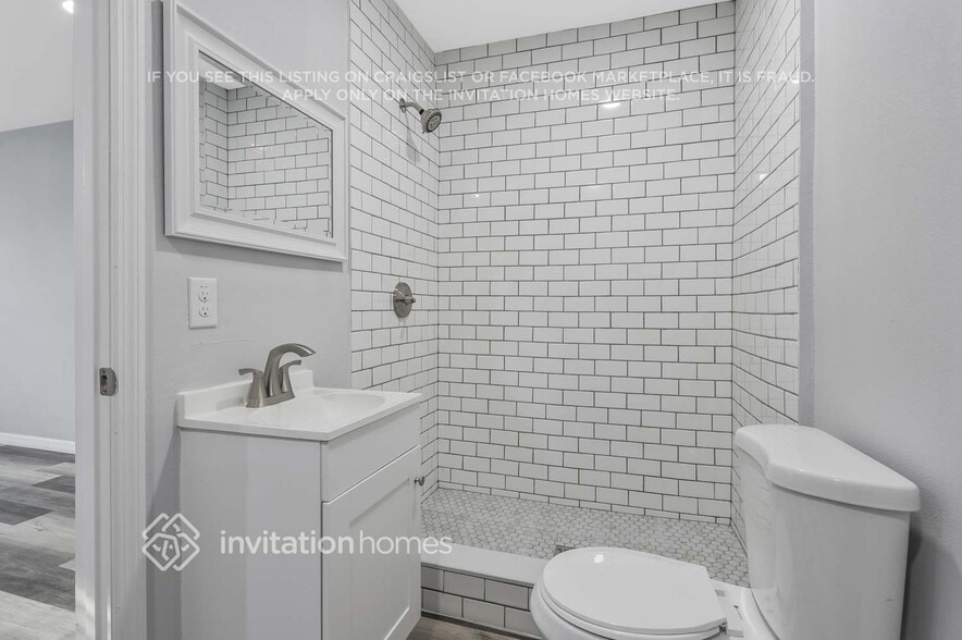 Building Photo - 1938 Summit Dr