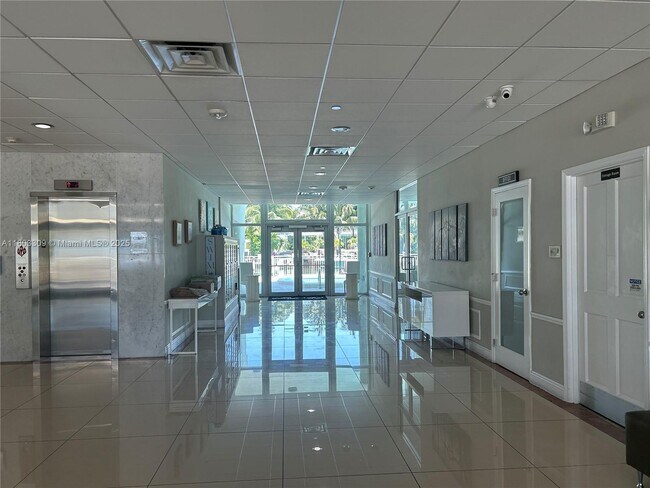 Building Photo - 9500 W Bay Harbor Dr