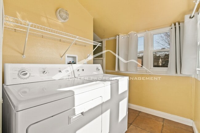 Building Photo - Beautiful Home with Washer/Dryer and Fenced Yard