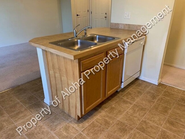 Building Photo - 1065 W Pine Ave